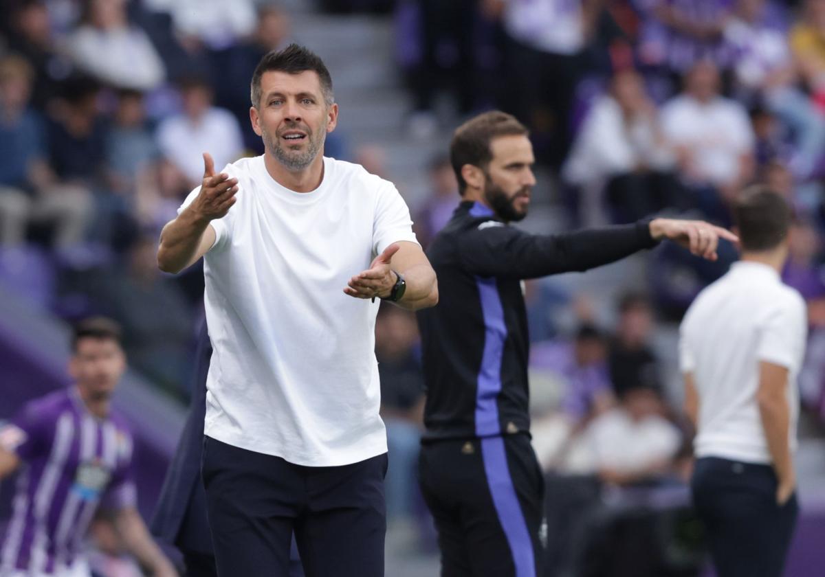 Pezzolano da instrucciones a sus jugadores durante el partido frente al Rayo.