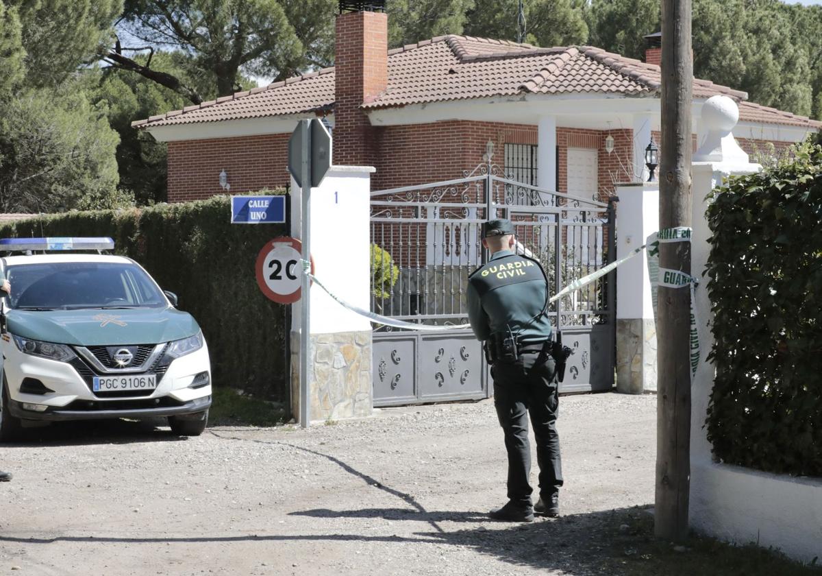 La Guardia Civil acordona el acceso a la calle Dos de la urbanización El Romeral durante el registro del chalé familiar de Óscar S. en abril de 2022.