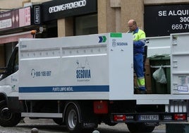 Un operario del servicio de recogida de residuos.