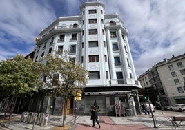 Edificio azul ubicado en la calle Gamazo