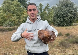 Imagen de Cesar Horna con un boletus de más de un kilo.