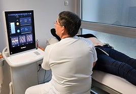 Un profesional realiza una ecografía mediante la técnica de FibroScan.