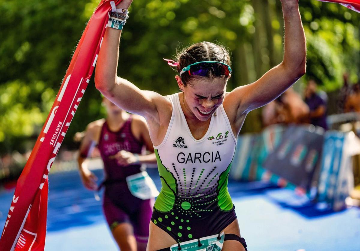 Amanda García celebra su triunfo en el campeonato de España.