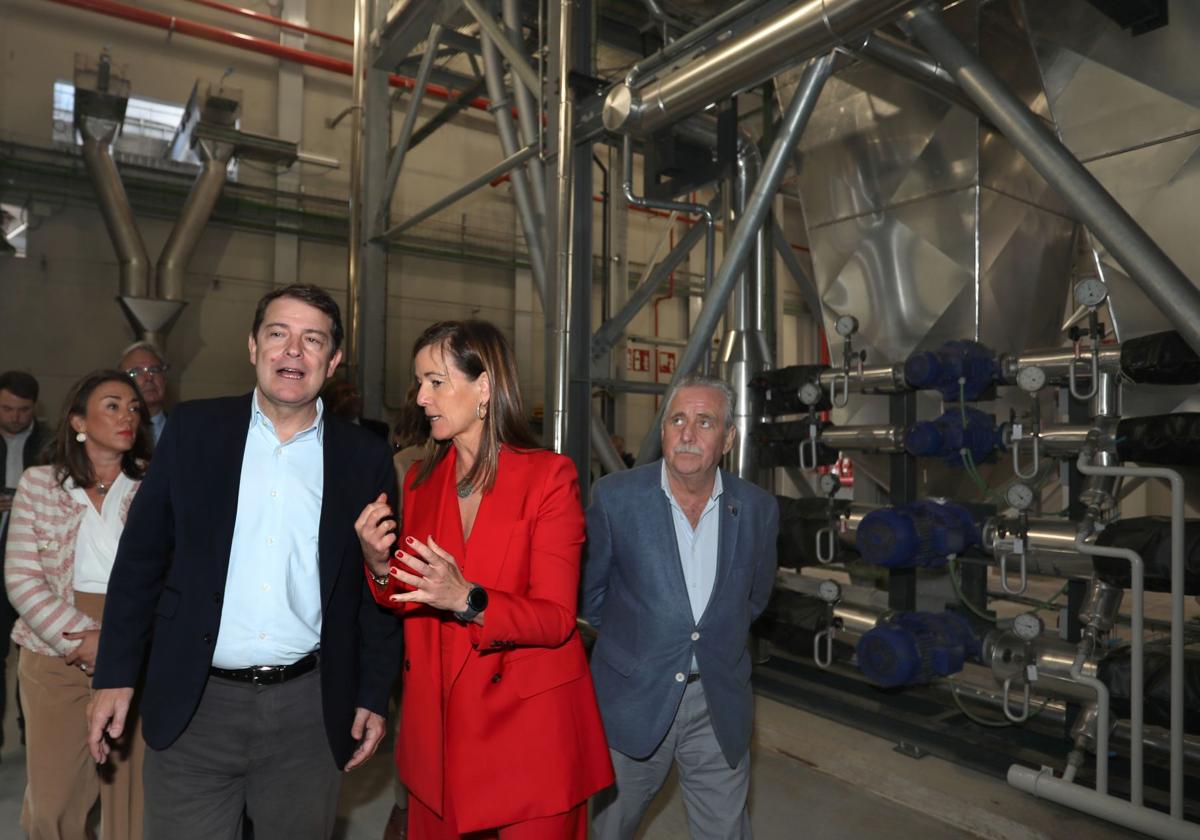 La CEO de Prosol, Rocío Hervella, explica al presidente de la Junta el funcionamiento de las instalaciones.