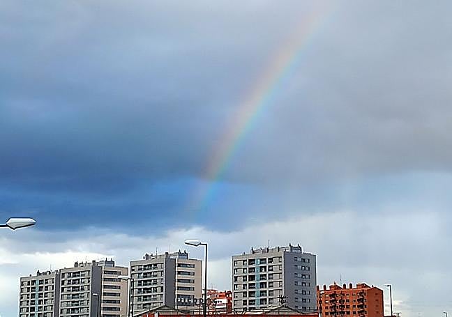Arco iris sobre las viviendas del paseo del Arco de Ladrillo en la tarde de este jueves.