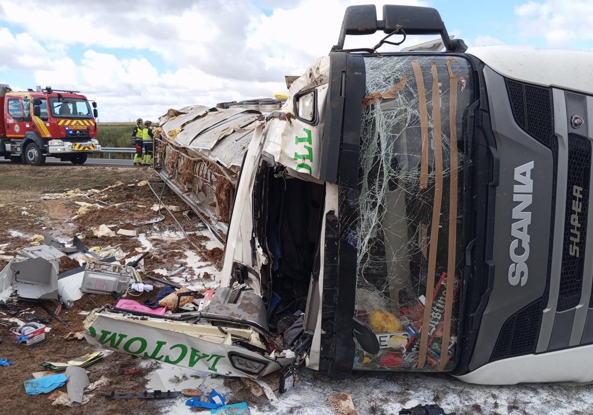 Camión siniestrado en la A-62 a la altura de Siete Iglesias.