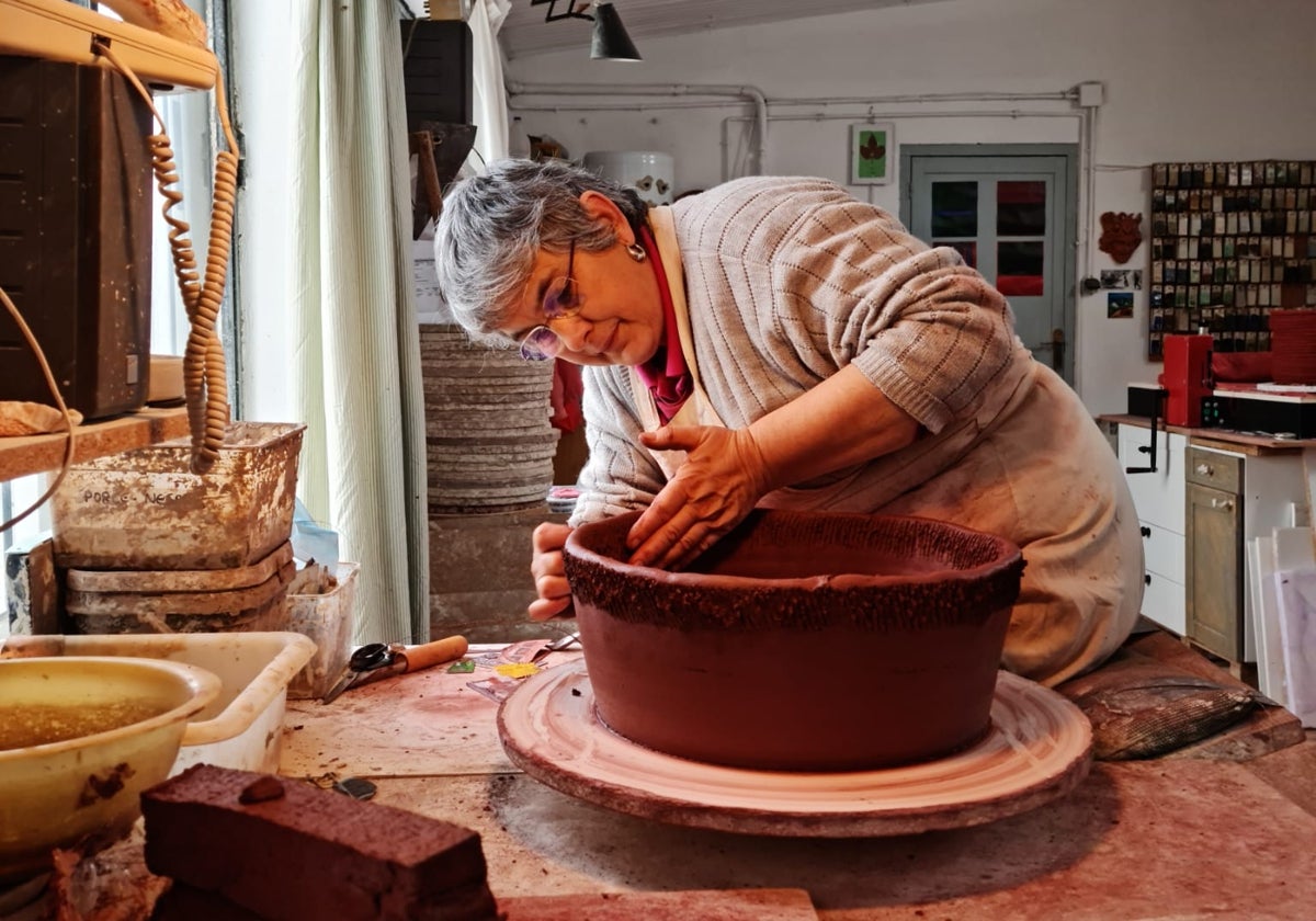 Monona Álvarez trabajando en su taller en Tudela de Duero.