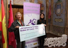 Mari Juli López y Concepción Lucas junto al cheque