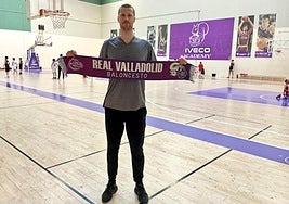 Dāvis Rozītis, a su llegada al frontón del polideportivo Pisuerga.