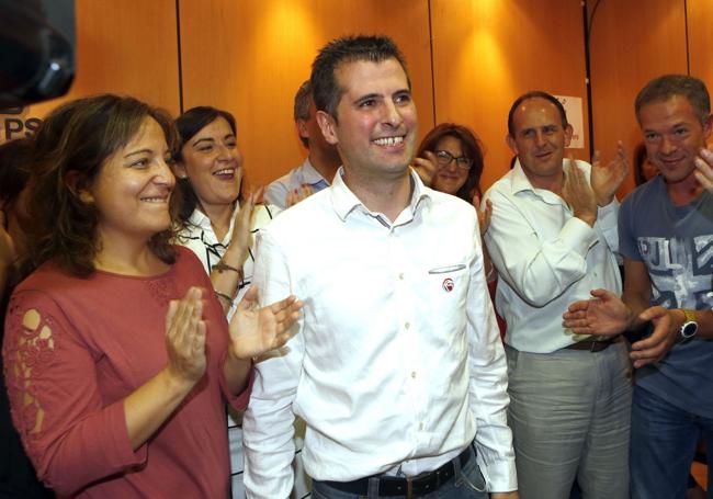 Luis Tudanca, tras ser elegido secretario general de Castilla y León, en la sede del PSOE. A su alrededor, Iratxe García, Ana Sánchez, Javier Izquierdo (detrás), Soraya Rodríguez, José Luis Aceves y Ander Gil.