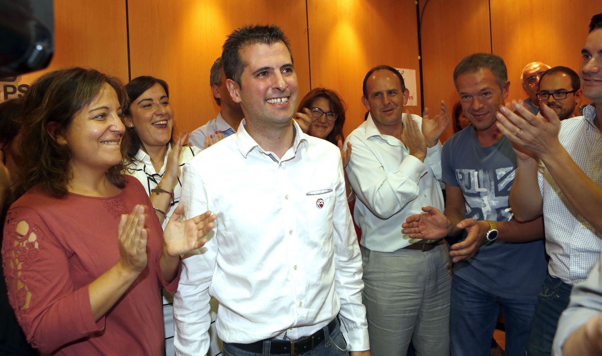 Iratxe García, Ana Sánchez, Javier Izquierdo detrás, Soraya Rodríguez, José Lusi Aceves y Ander Gil aplauden a Luis Tudanca tras su triunfo en las primarias ante Julio Villarrubia