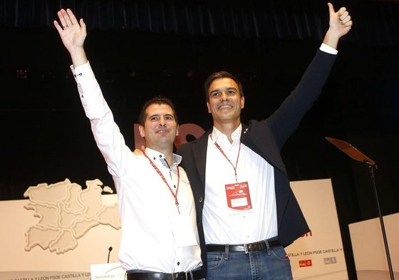 Luis Tudanca, junto a Pedro Sánchez en el Congreso de Valladolid de 2014 en el que fue proclamado oficialmente secretario autonómico del PSOE