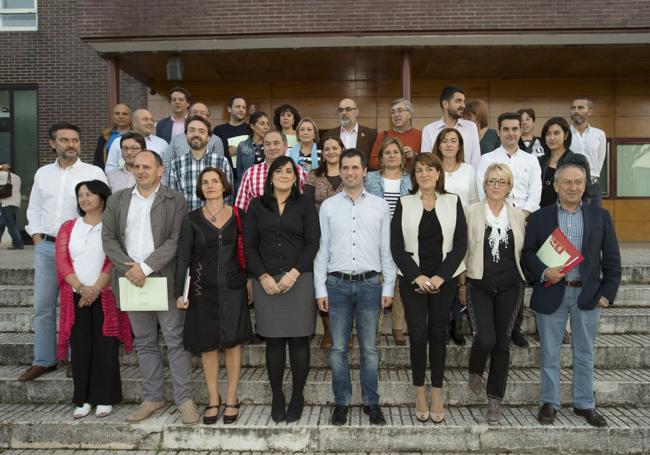 Fioto de familia de los integrantes de la primera Comisión Ejecutiva de Luis Tudanca tras su proclamación.