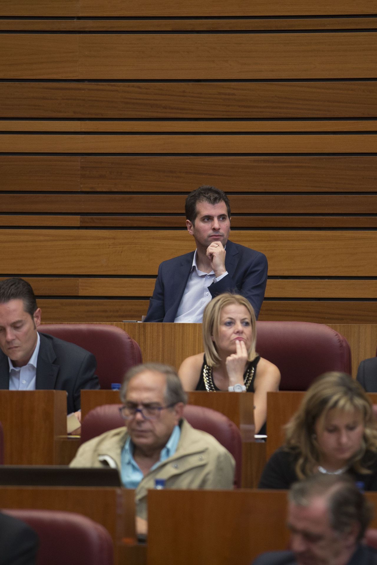 Luis Tudanca asiste como invitado -era diputado del Congreso aún- a una sesión del Pleno de las Cortes de Castilla y León, en el trance entre su proclamación, octubre de 2014,y las elecciones autonómicas de 2015