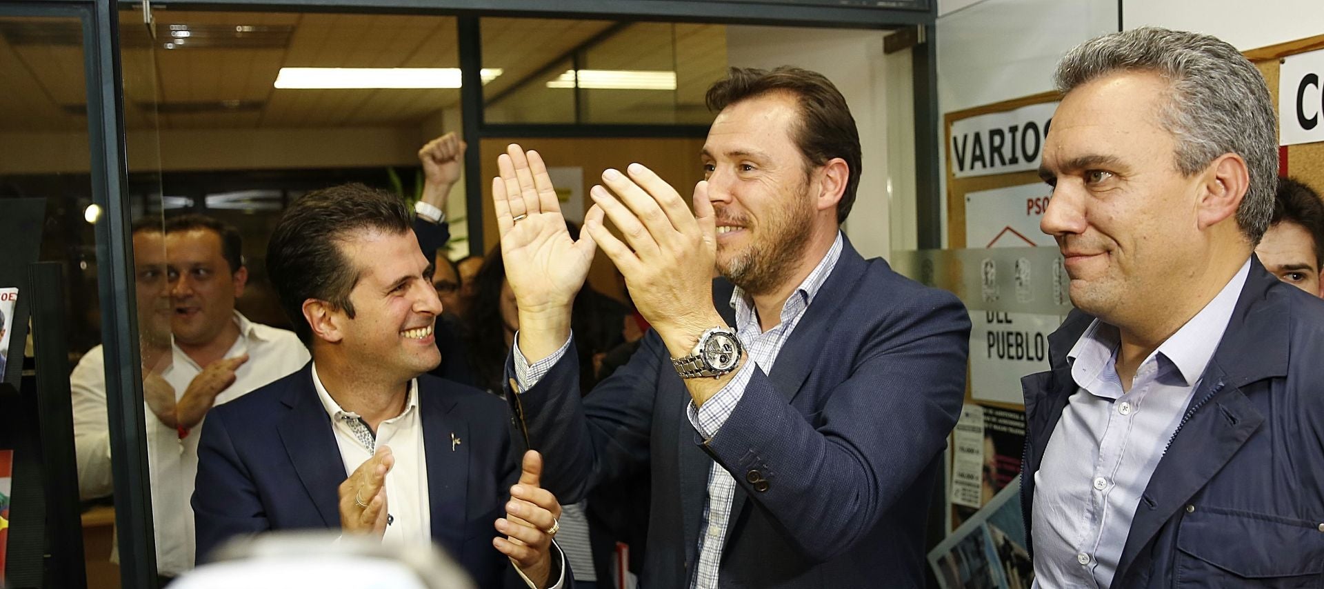 Luis Tudanca, Óscar Puente y Javier Izquierdo, en la noche electoral de 2015, en la que el PSOE conquistaba la Alcaldía de Valladolid pese a la derrota. En Castilla y León obtenía 25 de los 84 procuradores de las Cortes