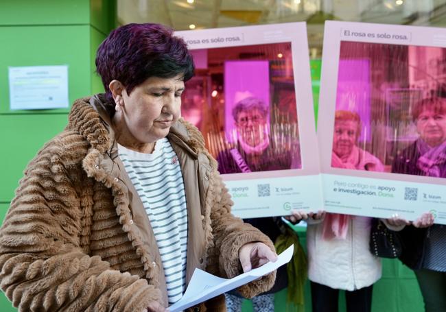 Paqui Aranda, durante la lectura del manifiesto frente a la sede de la AECC en la calle Claudio Moyano.