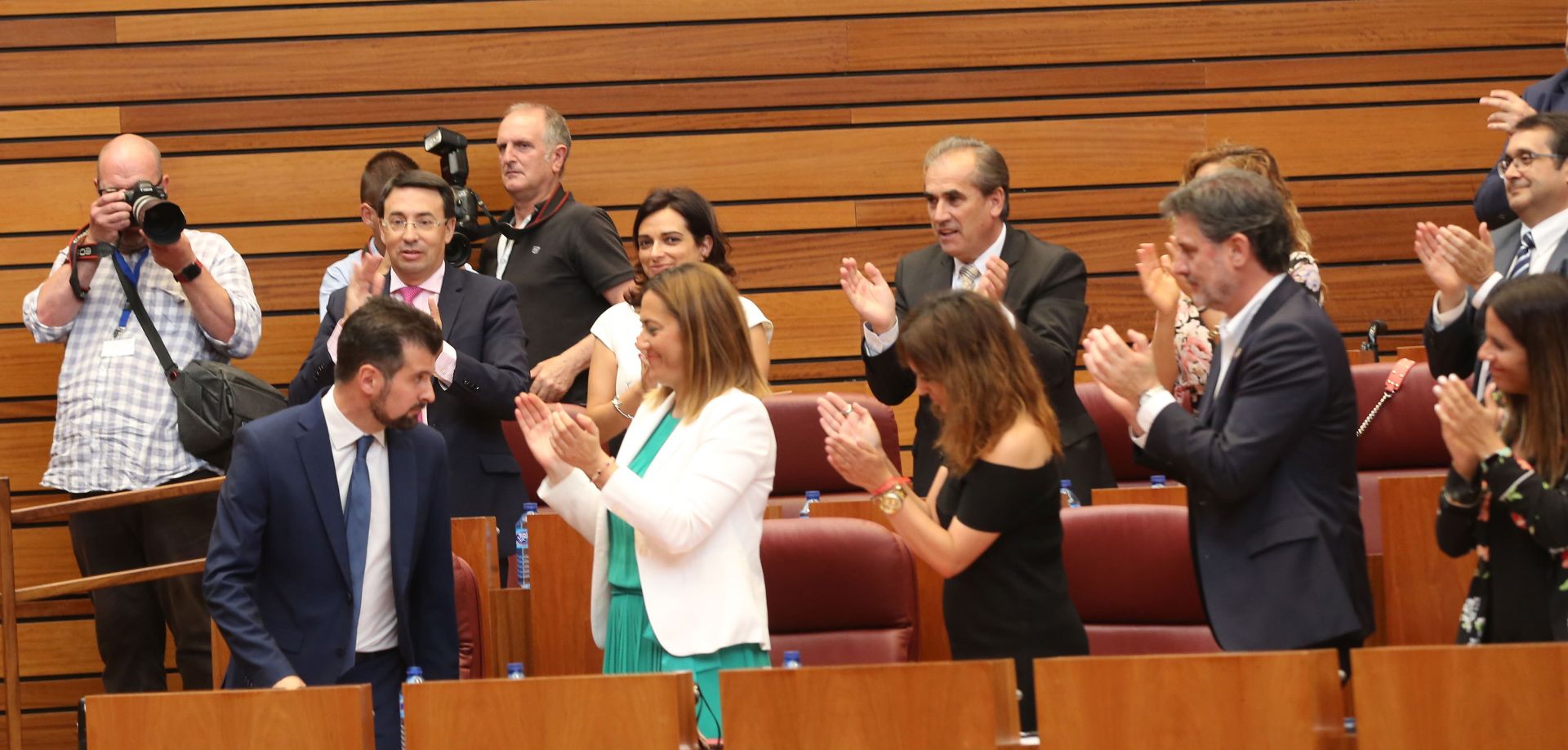 Debate de investidura en las Cortes de Castilla y León. La bancada socialista aplaude a Luis Tudanca tras su intervención. El burgalés había ganado las elecciones y tenía 35 procuradores, pero el investido presidente fue Alfonso Fernández Mañueco, con sus 29 procuradores y los 12 de Ciudadanos -sobre 81-