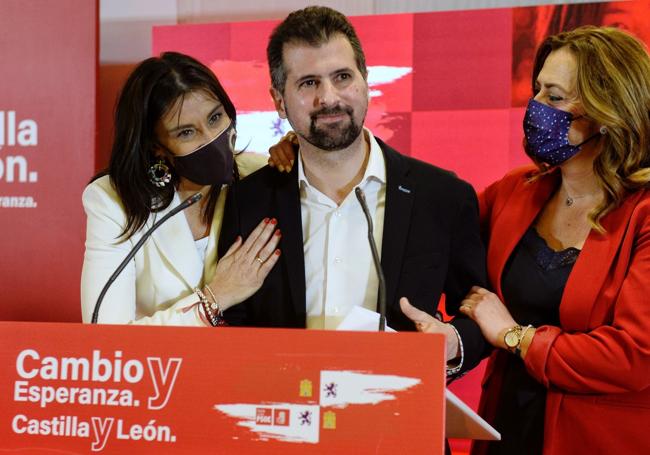 Luis Tudanca, entre Ana Sánchez y Virginia Barcones en la noche electoral del 13F de 2023.