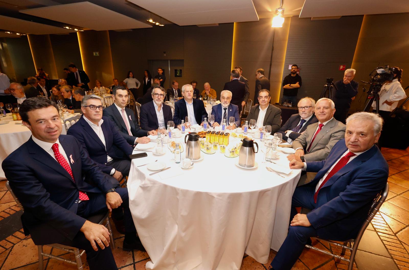 Rubén García, director Instituciones Banco Santander Castilla y León; José Manuel García, CEO de Grupo Entrepinares; Santiago Álvarez, gerente de Instituciones de Banco Santander; Ricardo Rodríguez, director general de Europe Snacks; Miguel Angel González Chao, MCVA Iniciativas Empresariales; Jesús San José Almanza, secretario general de SINDEMEX; Juan Carlos Nieto, depot manager de ADER Valladolid; Agustín Tapia, gestor Grandes Cuentas de Mutua Universal; José Modesto Pérez, representante Institucional de Renfe; y Manuel Alcaide Marta, CEO de Casasur Inmobiliaria.