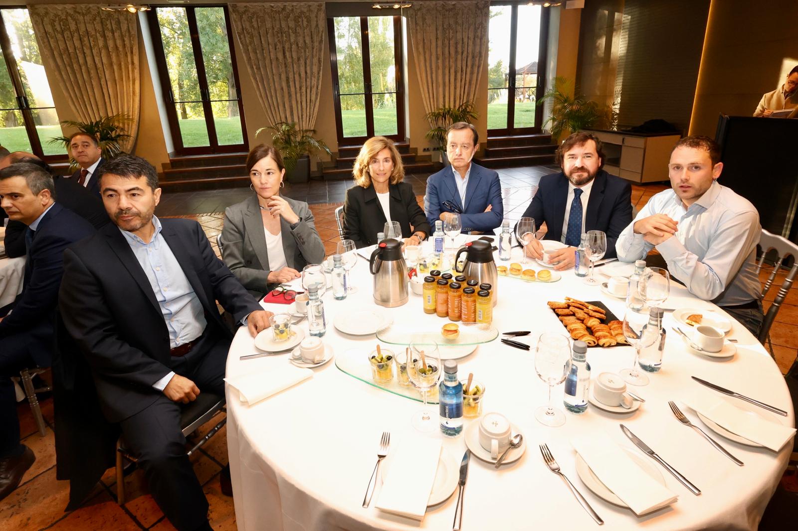 Roberto García, presidente de Castilla TermalHoteles; Rocío Hervella, CEO de Prosol; Ana Martín Vela, Vela Abogados; Pedro Ballesteros, Vela Abogados; Mario Villa, director general de CAVIDEL; y Álvaro Hernández, Jefe de Sector de ICEX.