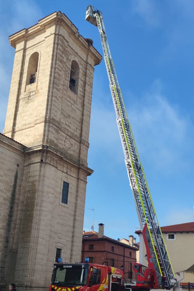 Camión escala desplegado en el lugar de la intervención de los bomberos de la Diputación de Valladolid.