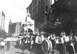 Carroza de la Casa de Galicia, titulada 'Romería en la ermita', en las Fiestas de San Mateo de 1964.