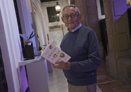 Miguel Delibes de Castro, con su libro en la Casa de la Ciencia, en Sevilla.