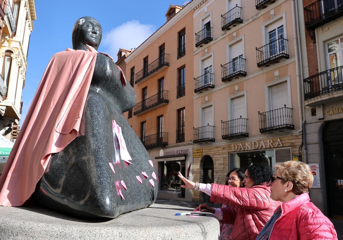 La Estatua de la Mujer con la capa rosa, que conmemora el Día Mundial del Cáncer de Mama.