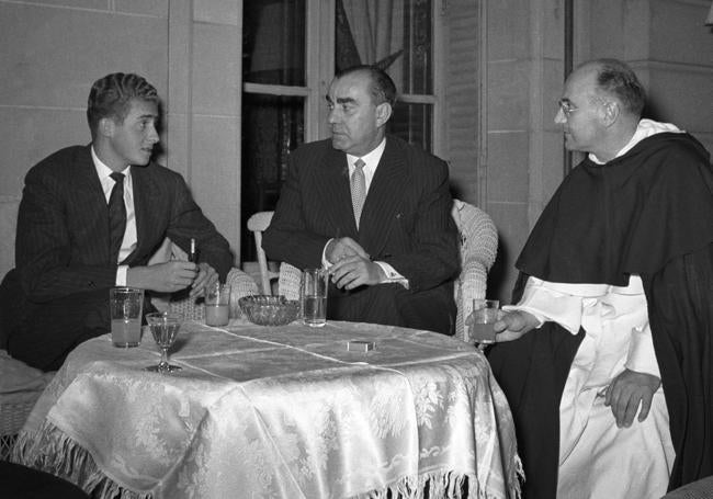 15 de junio de 1955. El príncipe conversa con el ministro Luis Carrero Blanco y con el dominico José Manuel Aguilar en la cena de despedida que ofreció a las personas que se relacionaron con él mientras preparaba su ingreso en la Academia de Zaragoza, durante su estancia en el Palacio de Montellana.