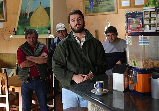 García-Gallardo, esta semana, con vecinos de San Justo de Sanabria.