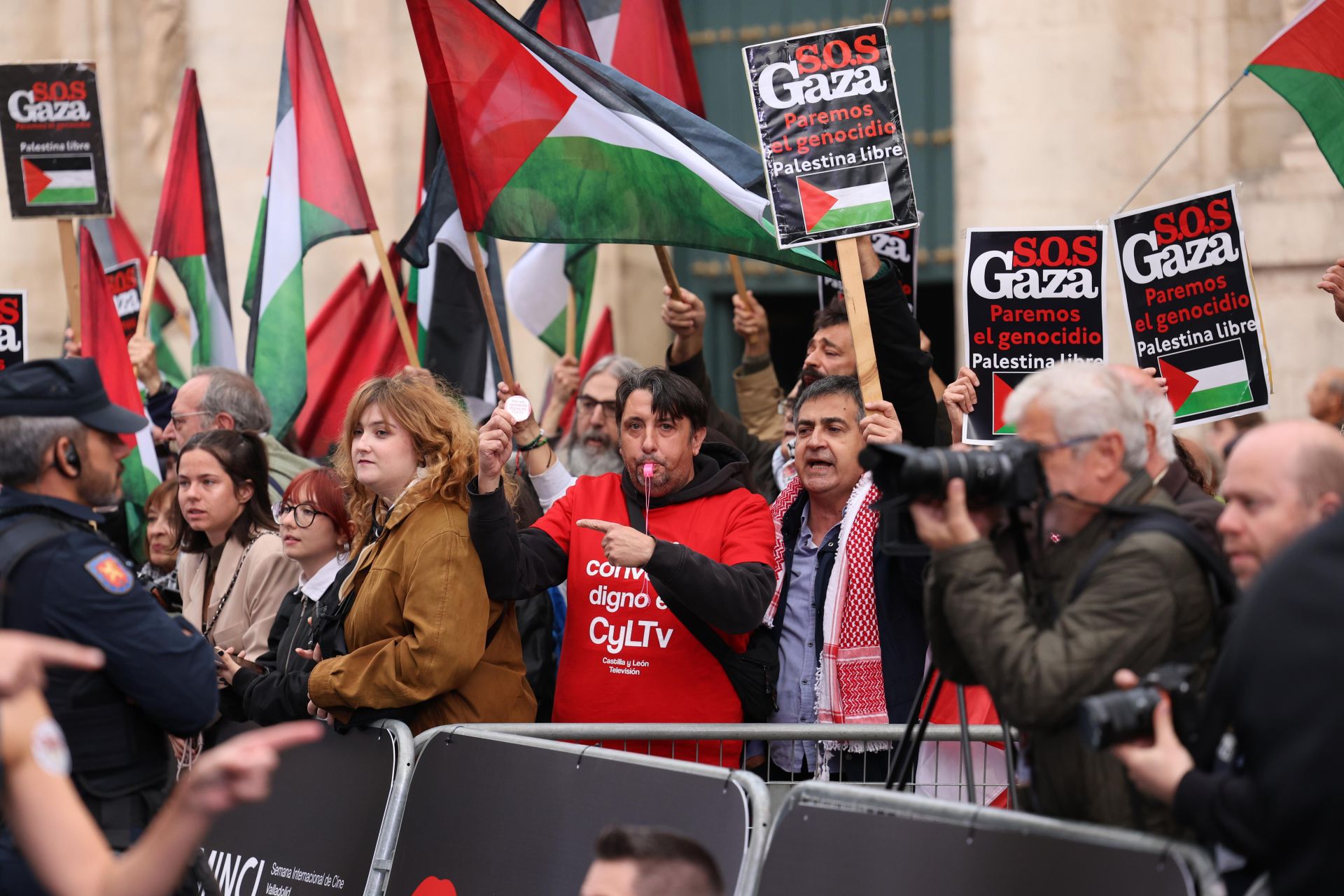 Durante la alfombra de la Seminci, decenas de personas aprovecharon para apoyar al pueblo palestino