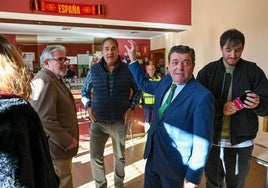 El consejero de la Presidencia, Luis Miguel González Gago, en el bar de Hornillos de Cerrato.