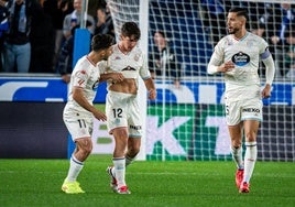 Moro y Javi Sánchez tratan de animar a Mario Martín, tras su fallo en el gol vitoriano.