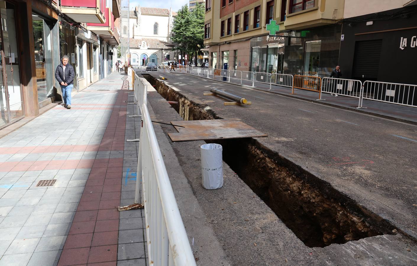 Las obras de la red de calor invaden el entorno de San Lázaro