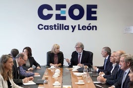 La consejera de Industria, Leticia García, y el presidente de la CEOE, Santiago Aparicio, durante su reunión de este viernes.