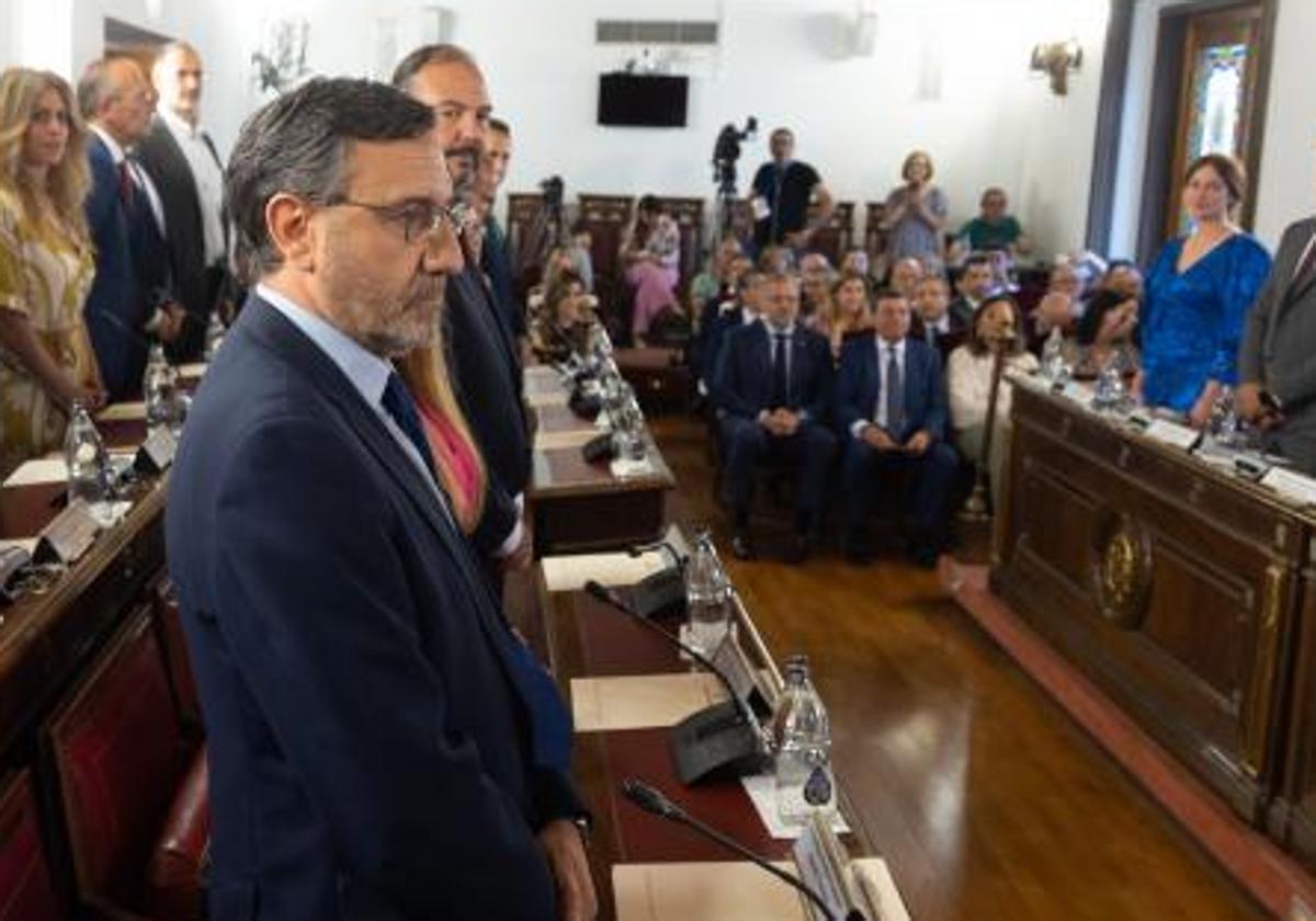 Francisco Ferreira, en primer término, durante un pleno de la Diputación.