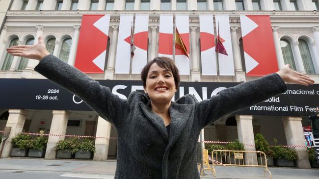 Imagen después - Concha Velasco y Rebechu Jackson, frente al Calderón.