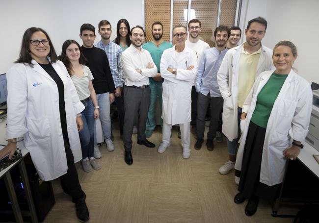 Baladrón y San Román, rodeados por el equipo de la unidad de investigación: Itziar Gómez, Sofía Campillo, Miguel Fernández, Luis Llamas, Silvia Vallinas, Julio Peral, Jaime Criado, Daniel Pinilla, Juan Para, Manuel Carrasco y Berta Velasco.