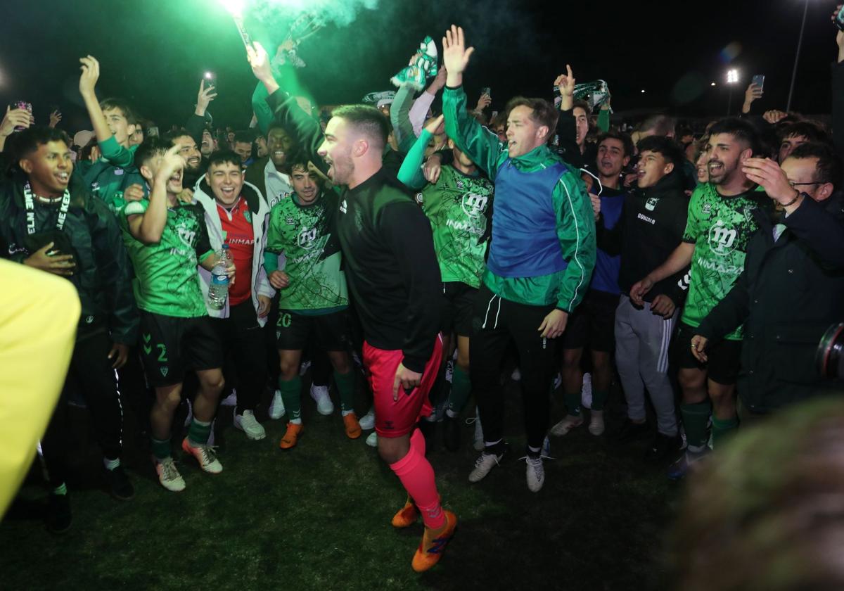 La plantilla del Villamuriel celebra pasar a primera ronda de la Copa del Rey tras ganar por la mínima al Aurrera de Vitoria.