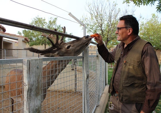 Enrique Marcos da de comer a 'Picias' en La Era de las Aves.