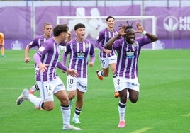 Frimpong celebra eufórico el golazo que abrió la tarde en los Anexos.