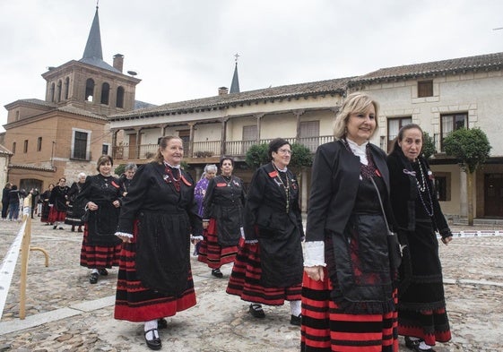 Mujeres lucen sus manteos, este sábado en Martín Muñoz de las Posadas.