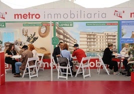 Los comerciales de Metro Inmobiliaria exponen sus promociones a los interesados.