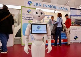 El robot asistente de JBR Inmobiliaria fue uno de los atractivos de la jornada