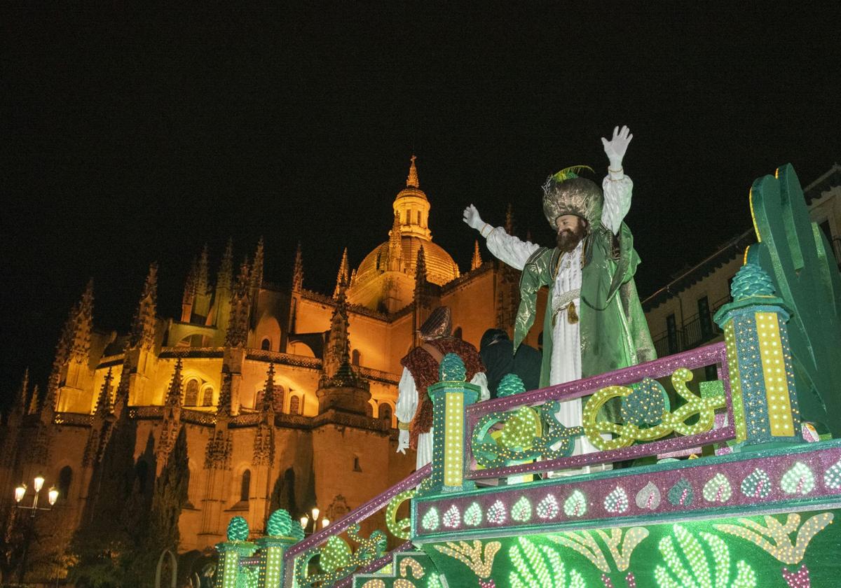 El rey Gaspar saluda al público en la última cabalgata celebrada en Segovia.