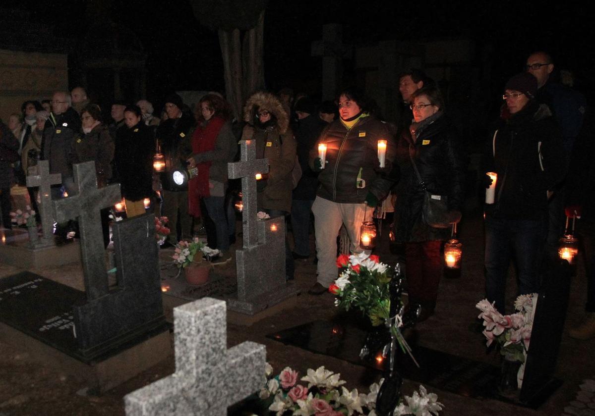 Una visita guiada nocturna al cementerio en anteriores ediciones del ciclo.