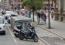 Señales damero en un carril bici de Barcelona.