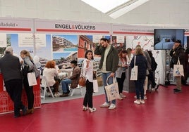 Los comerciales de Engel & Völkers atienden en su stand a potenciales clientes.