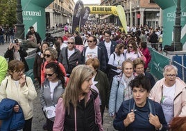 Participantes en la marcha solidaria contra el cáncer de mama en Segovia.