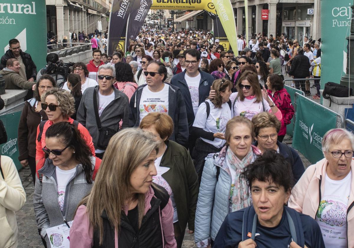 Participantes en la marcha solidaria contra el cáncer de mama en Segovia.